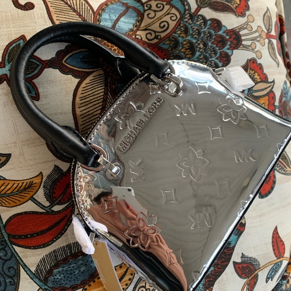 Michael Kors Handbags - Beautiful mini bag🌸